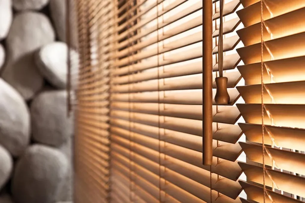 Деревянные жалюзи на окна