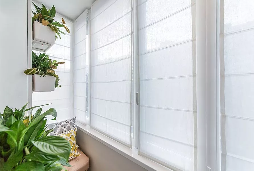 римские шторы на балкон